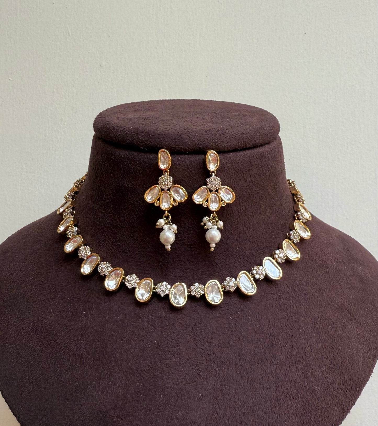 Simple elegant moissanite kundan flower sleek necklace with earrings