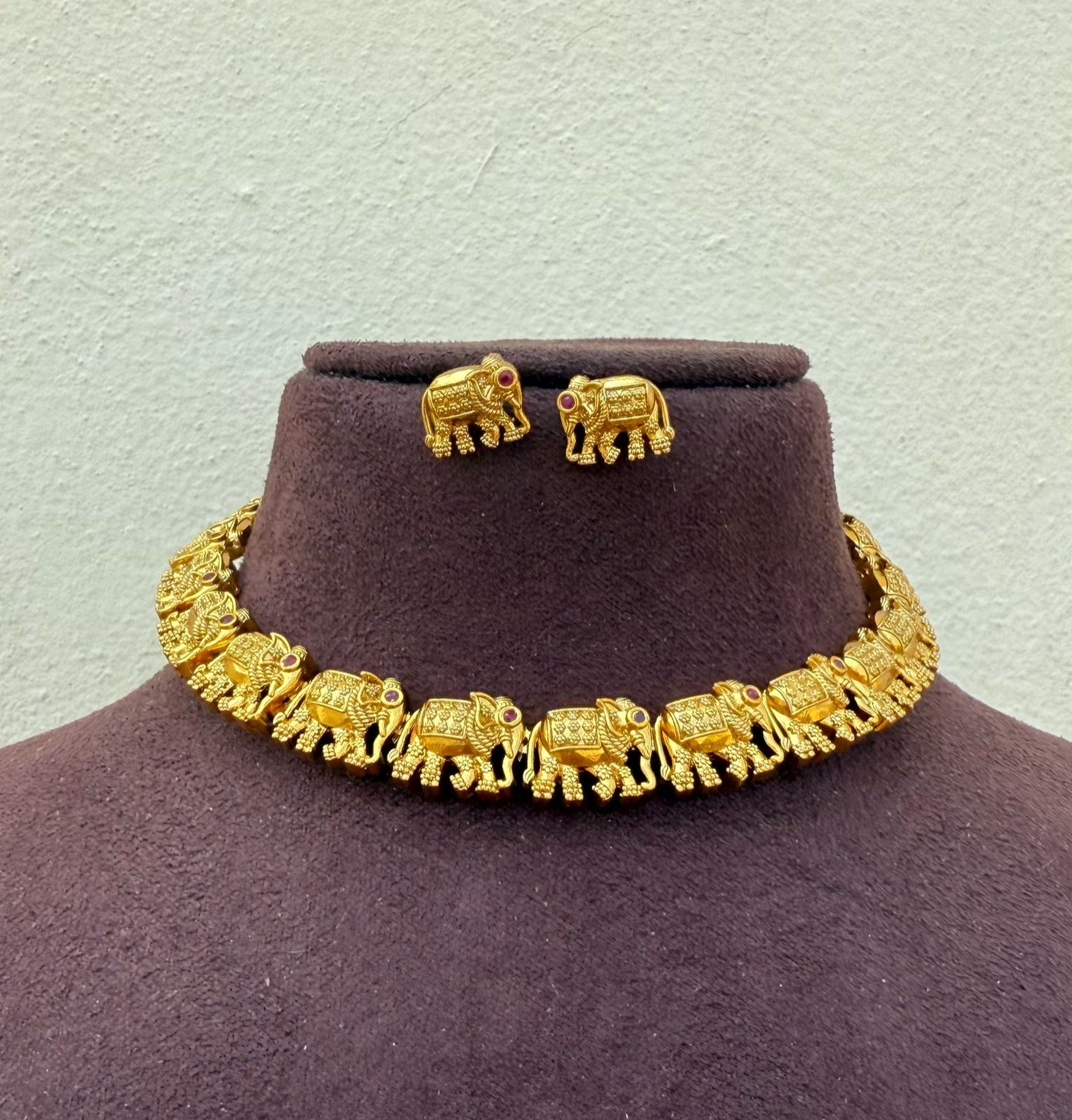 Stylish Full of elephants necklace with earrings