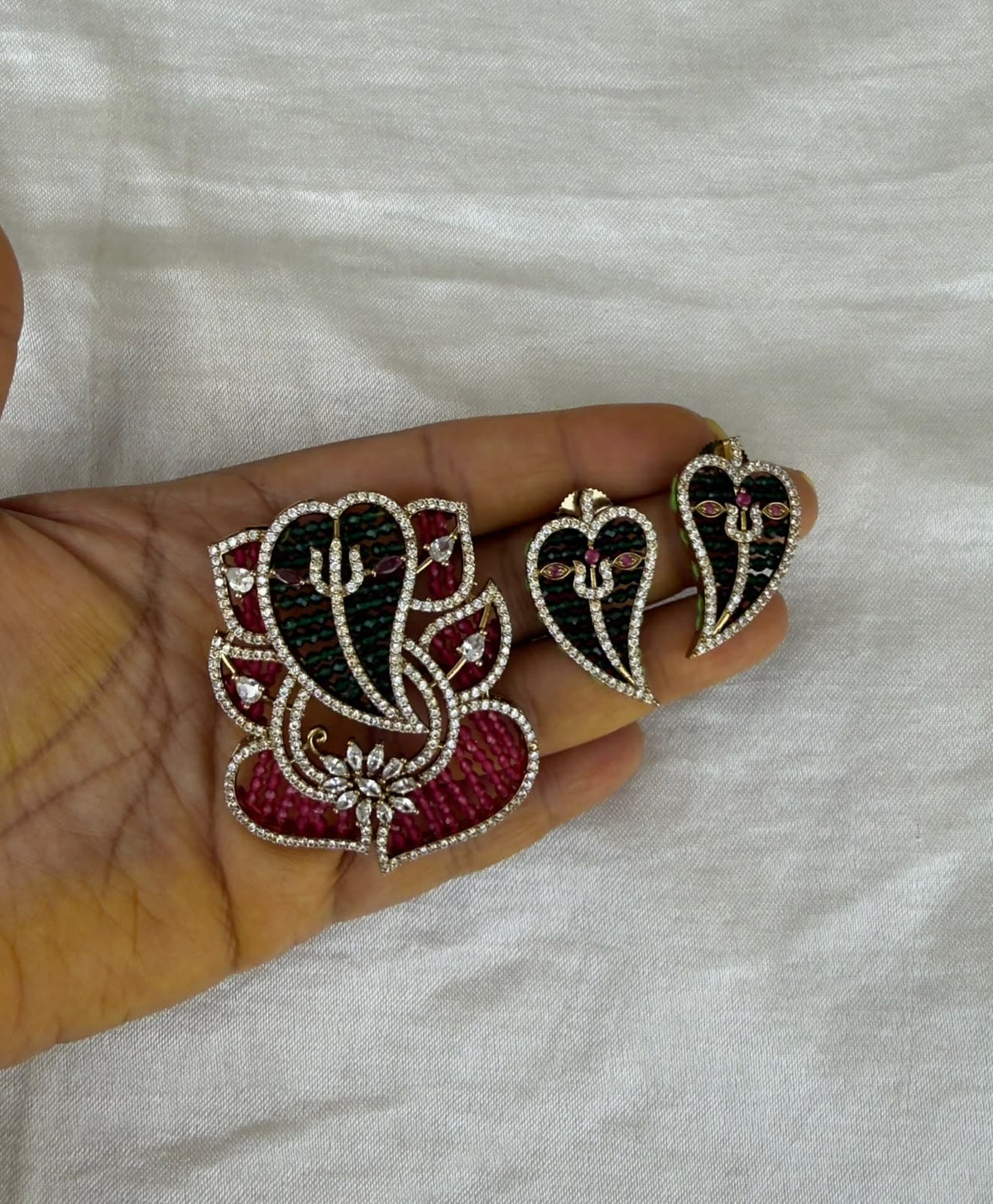 Designer beaded leaf Ganesh locket with earrings