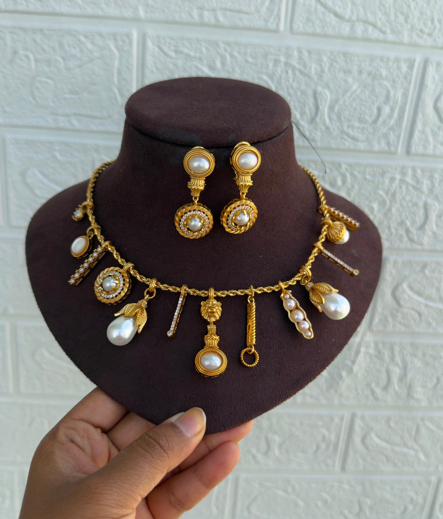 Vintage regal charm pearl necklace with earrings