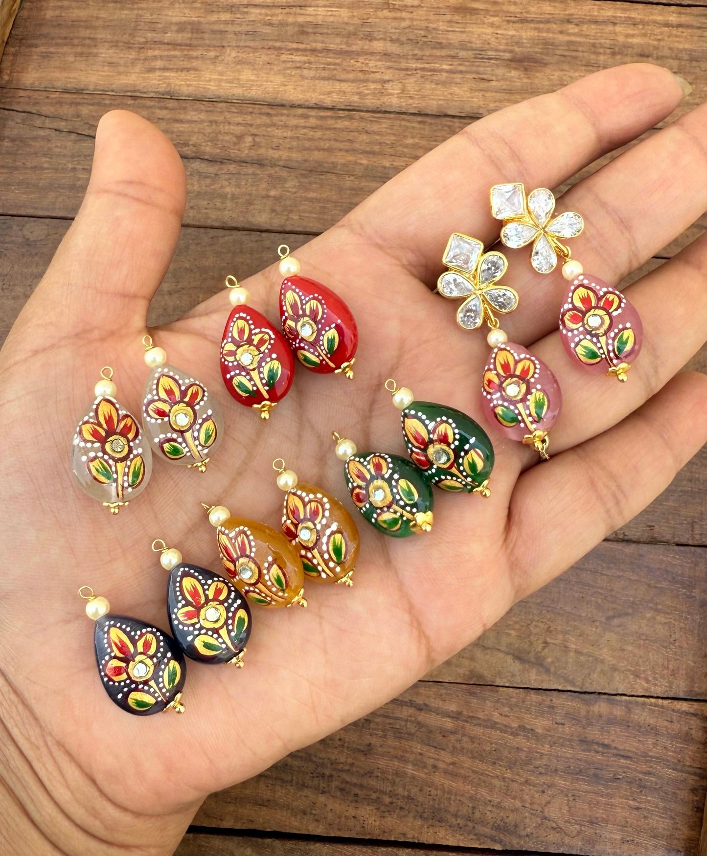 Changeable enamel print hanging earrings