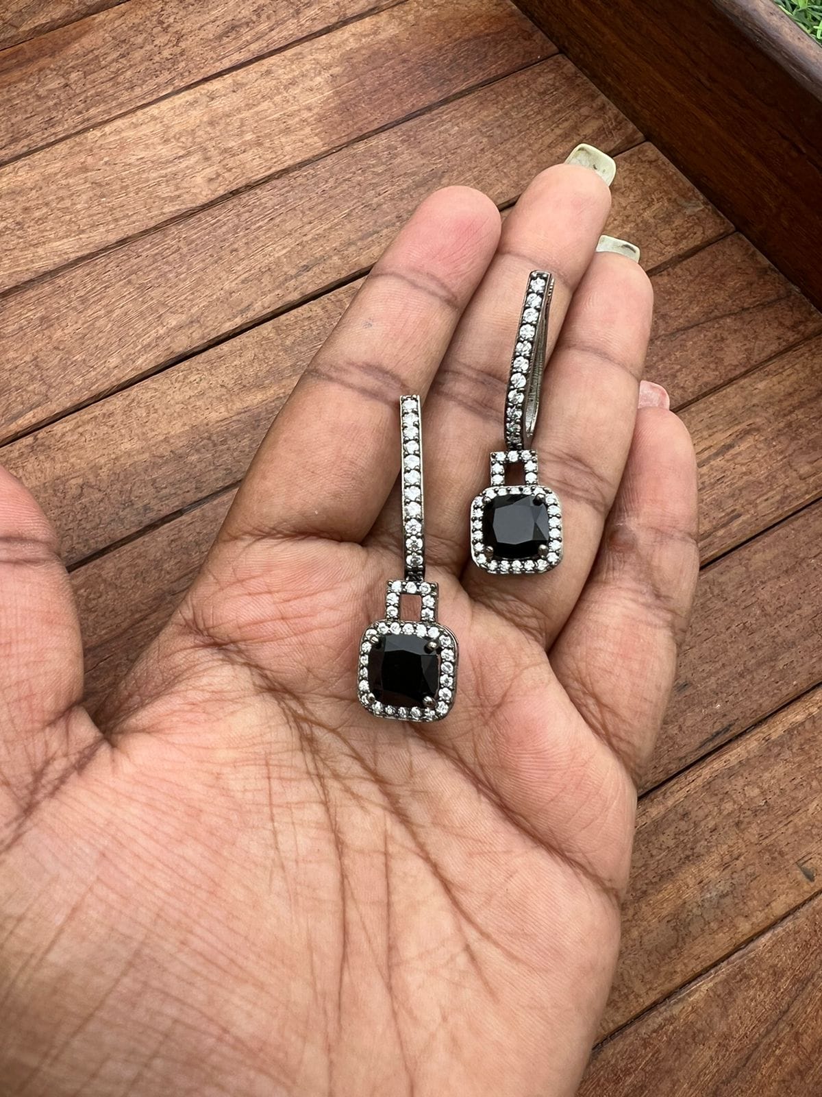 लंबे जिक्रोन हुप्स