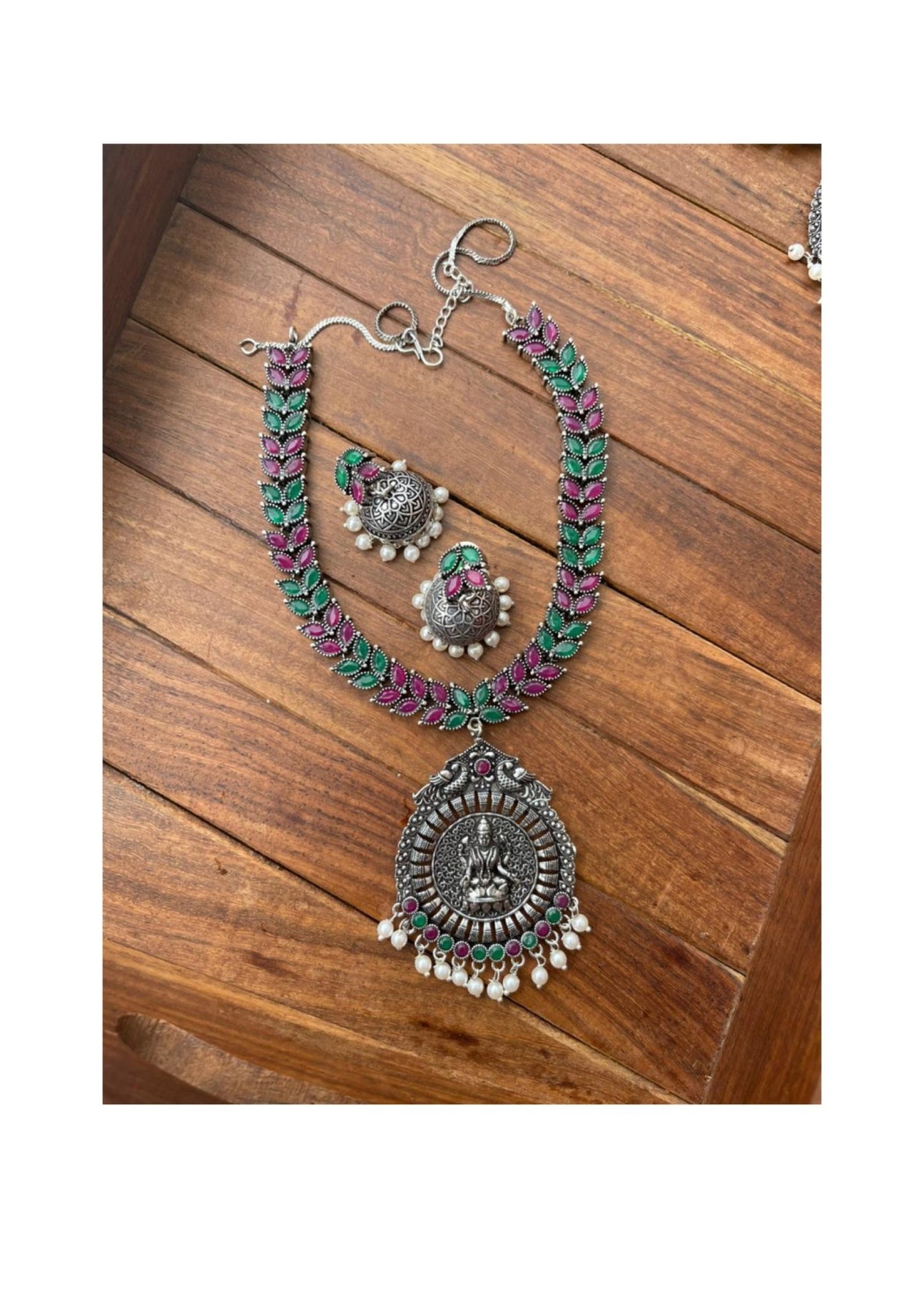 Collier de feuilles Lakshmi Devi oxydé avec boucles d’oreilles assorties