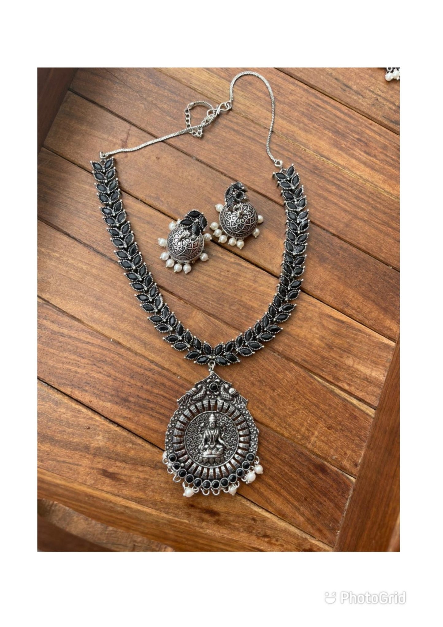 Collier de feuilles Lakshmi Devi oxydé avec boucles d’oreilles assorties