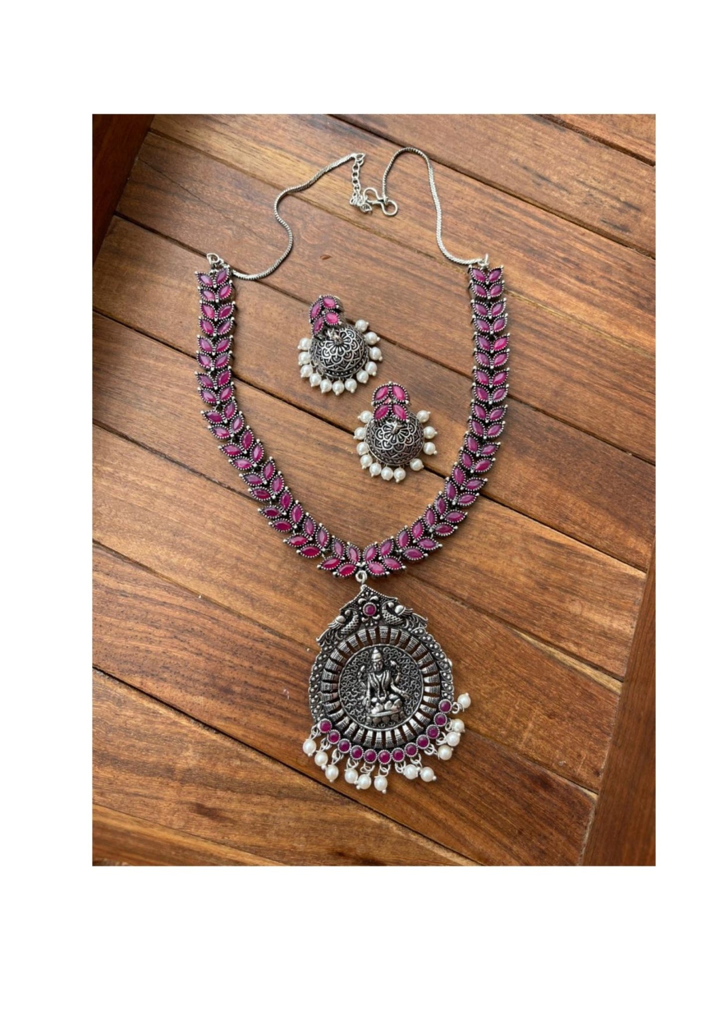 Collier de feuilles Lakshmi Devi oxydé avec boucles d’oreilles assorties