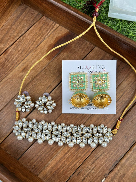 Ras de cou Rashmi Kundan avec boucle d'oreille carrée Meenakari