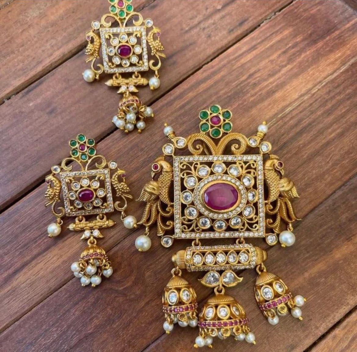 Dollar paon carré avec boucles d'oreilles assorties