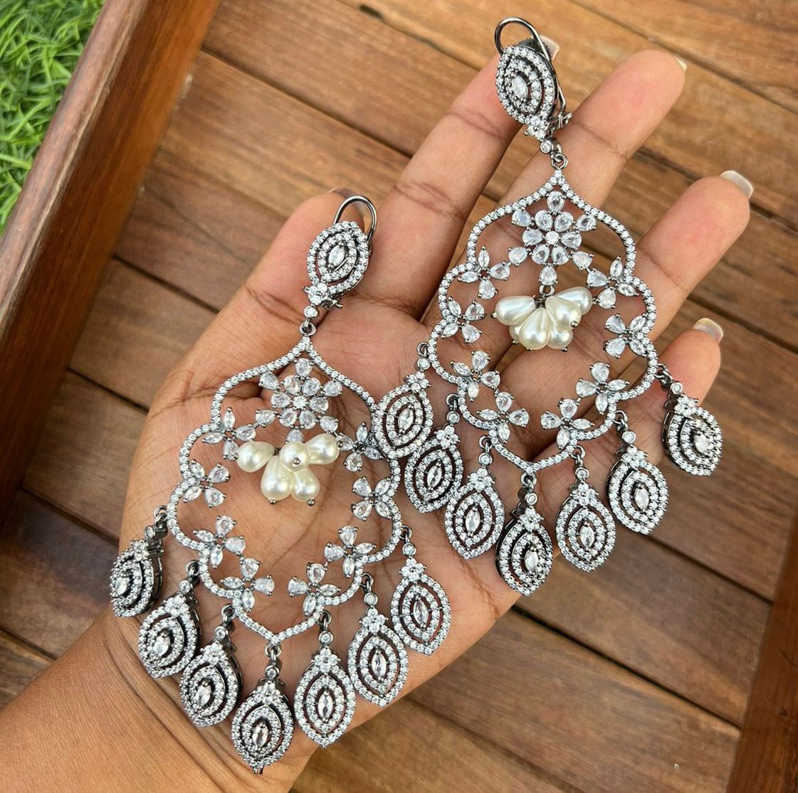 Boucles d'oreilles en zircon inspirées d'Urvashi