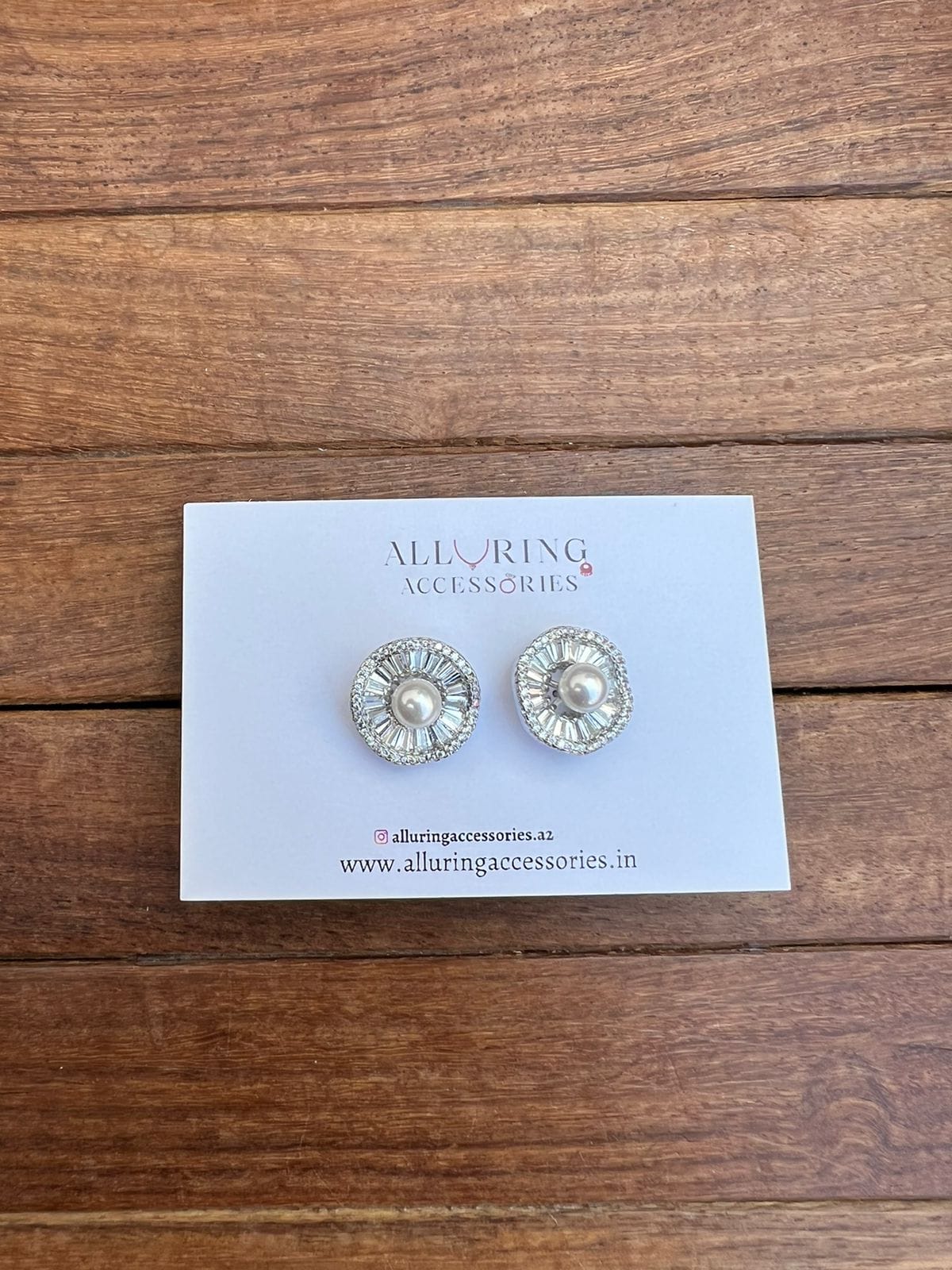 Clous de perles scintillantes en zircon