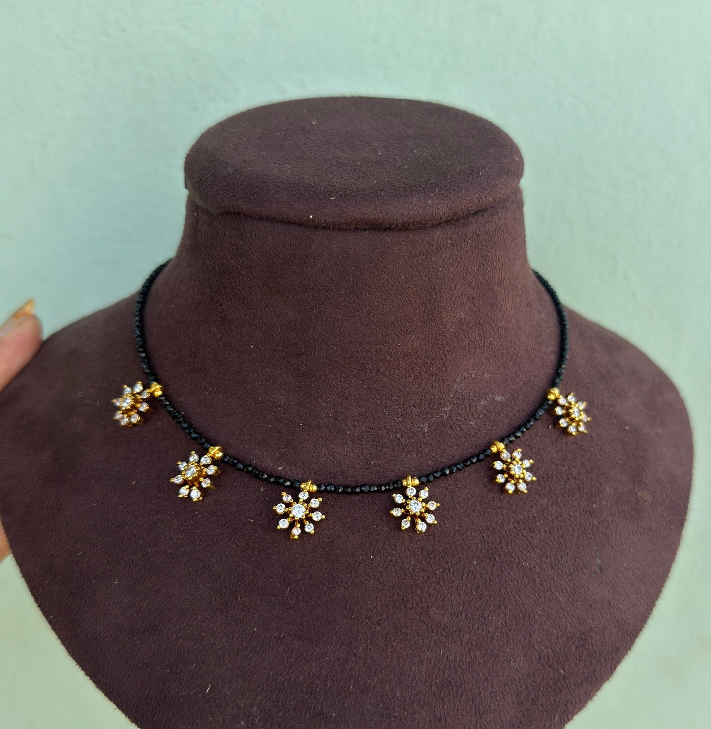 Six flower diamond black beads necklace