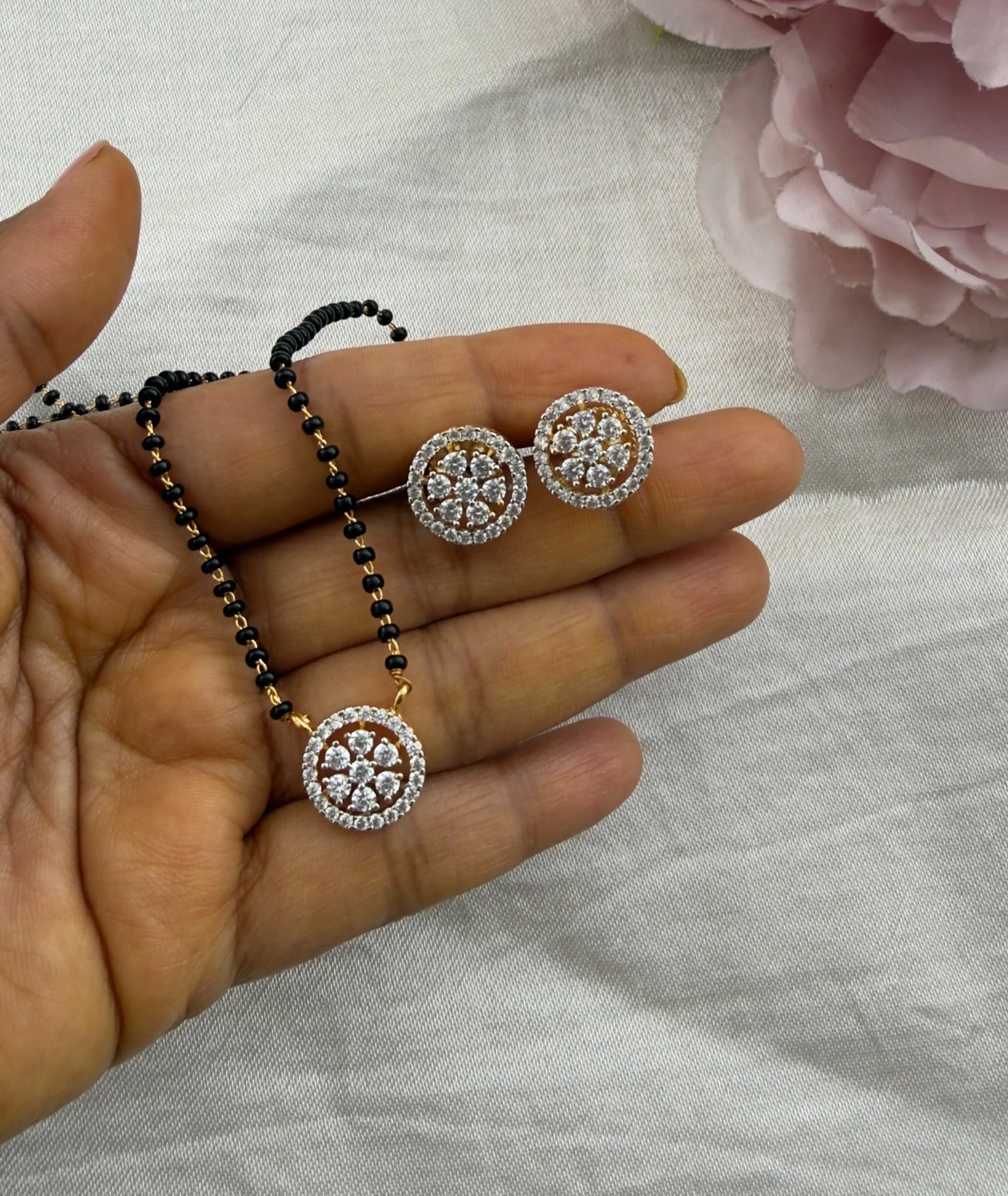 Round flower diamond black beads Necklace