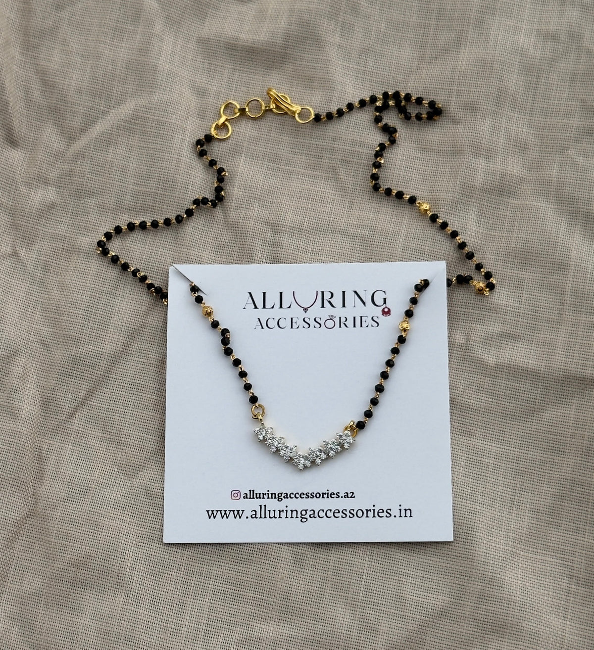 Seven flower diamond black beads necklace