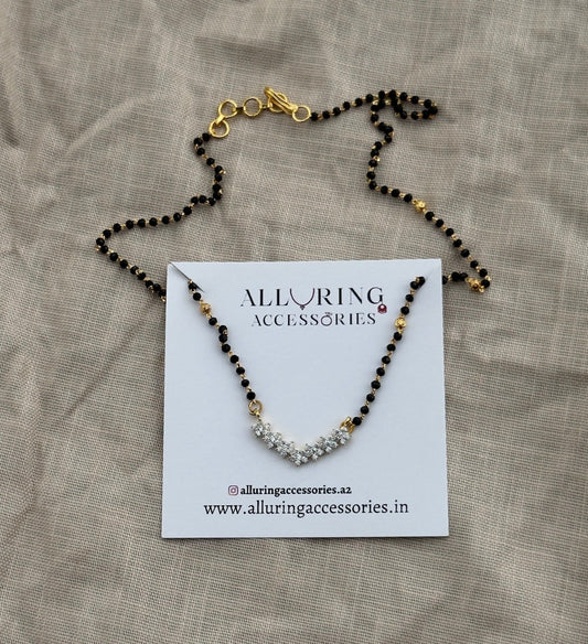 Seven flower diamond black beads necklace
