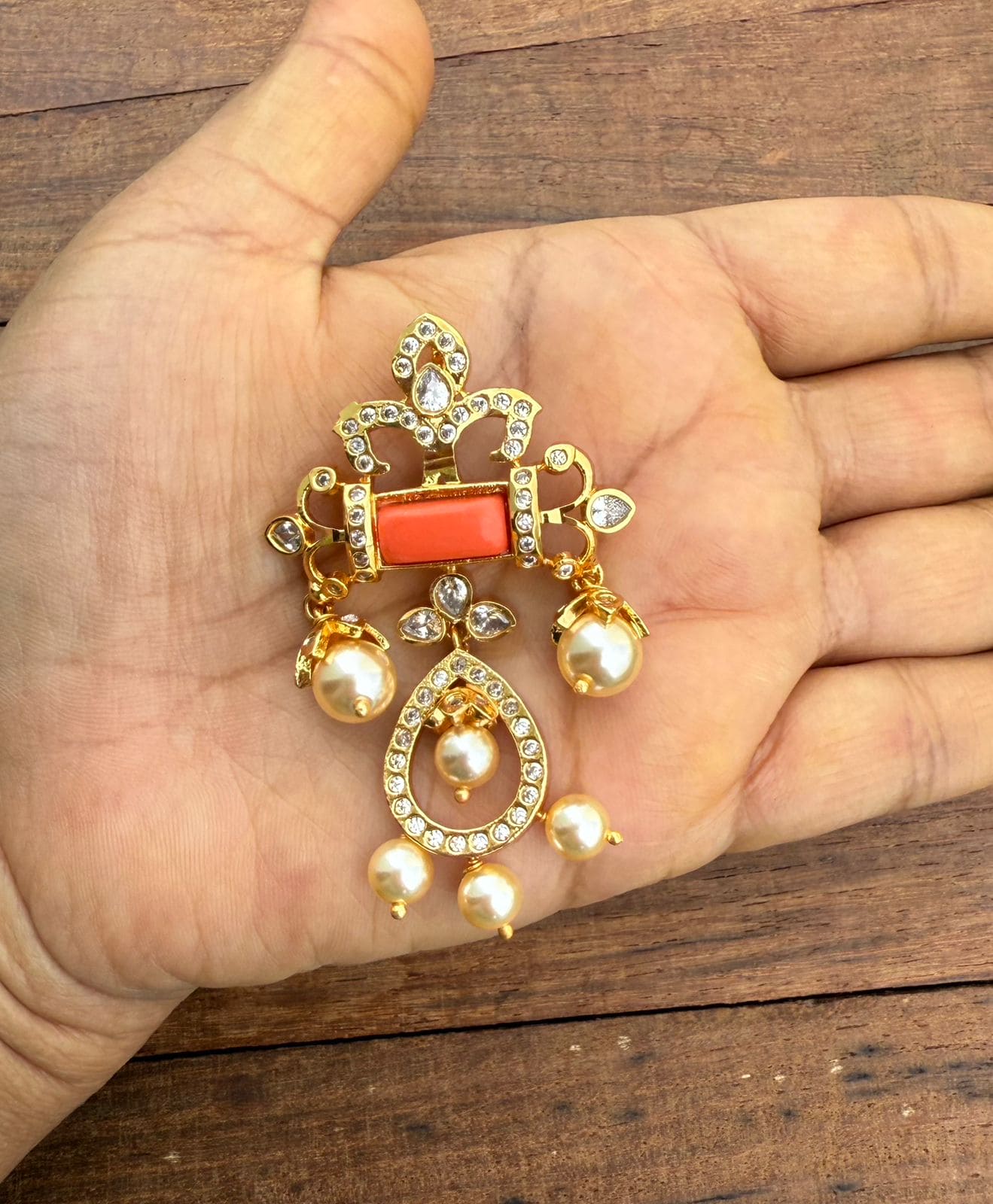 Stylish coral uncut diamond locket