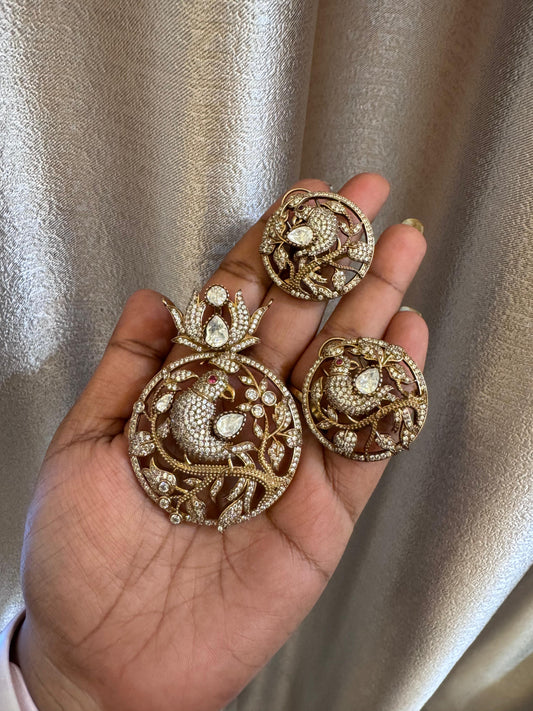 Parrot embossed victorian locket combo with studs