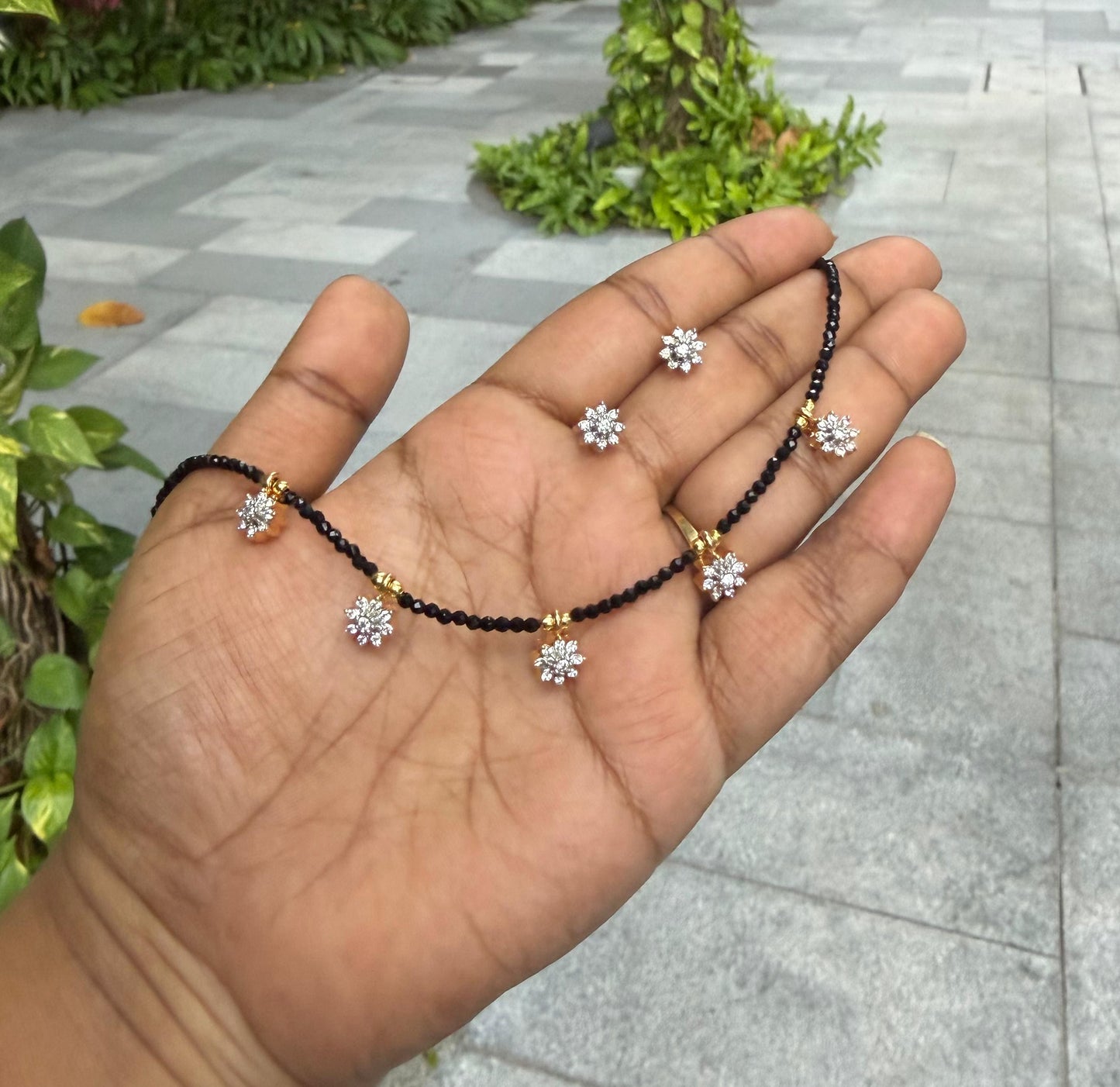 Five flower diamond finish black beasa necklace with studs