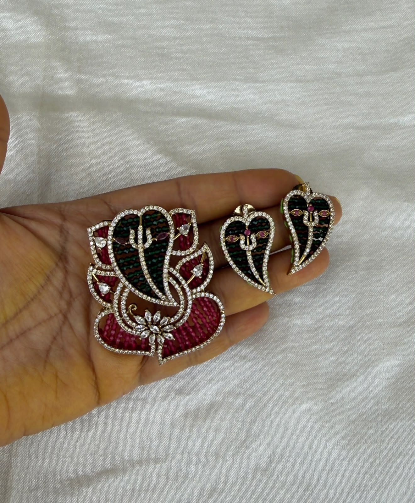 Designer beaded leaf Ganesh locket with earrings