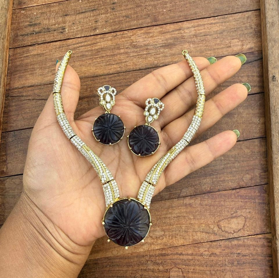 Indowestern V shape hasli with matching earrings