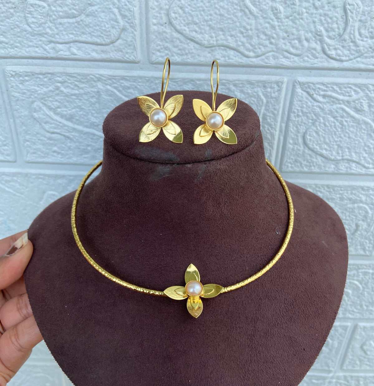 Stylish indowestern flower gold hasli with earrings