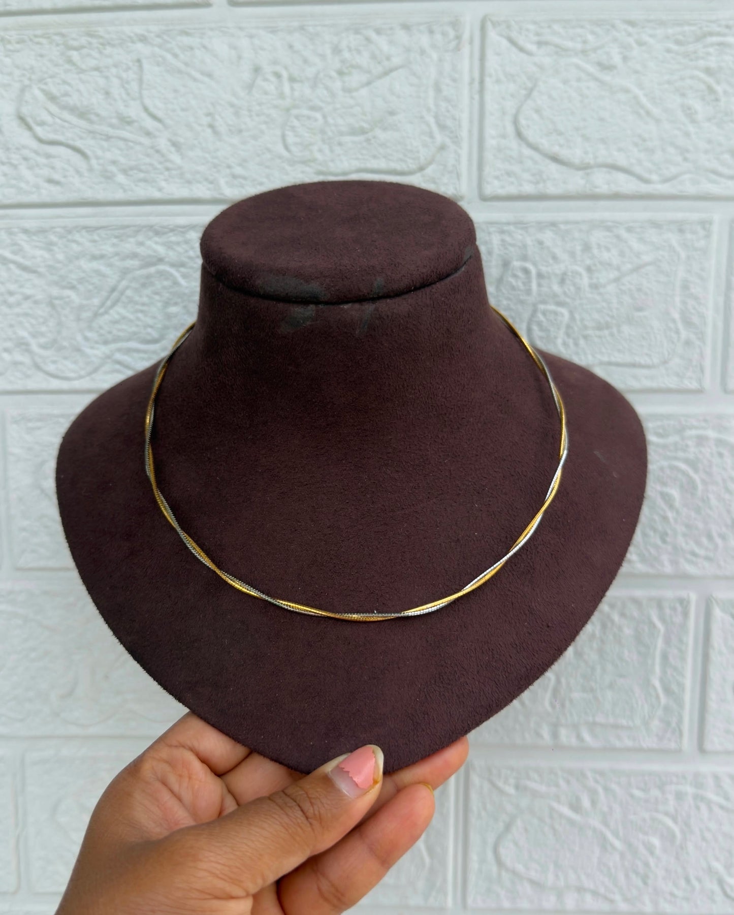 Two coloured twisted chain