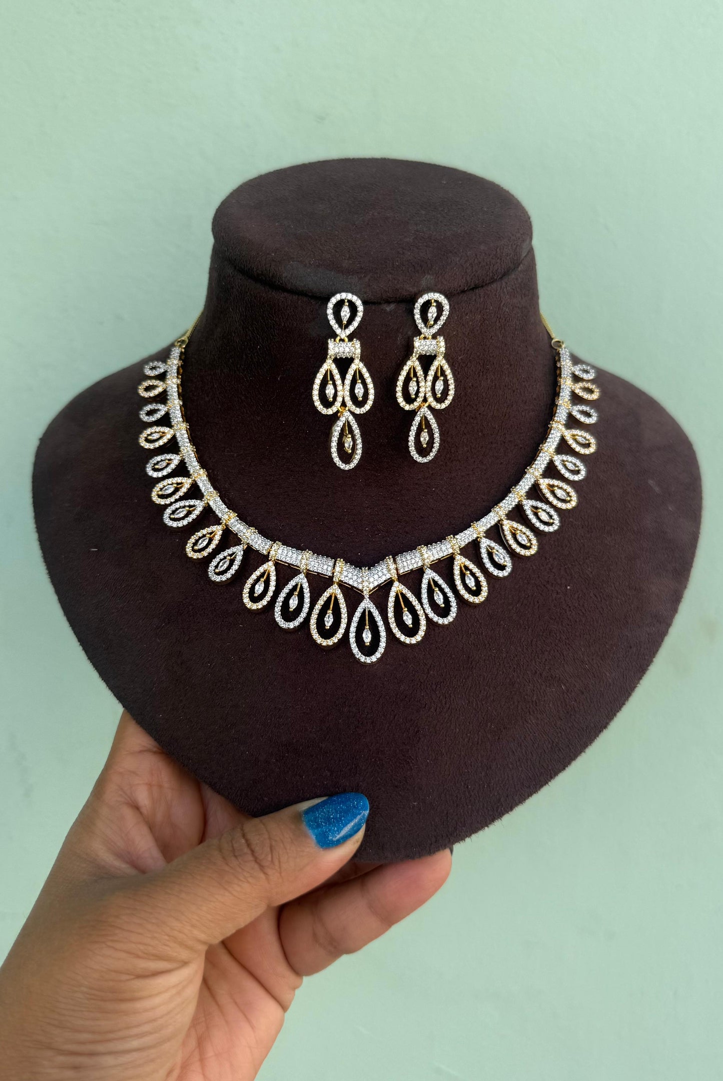 Size varying V shape diamond look alike necklace