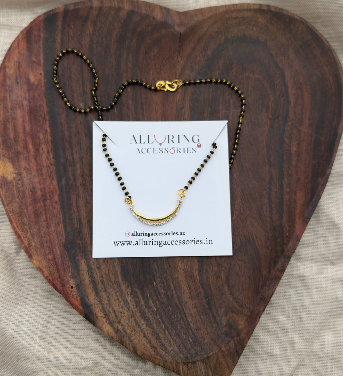 Curve diamond black beads necklace