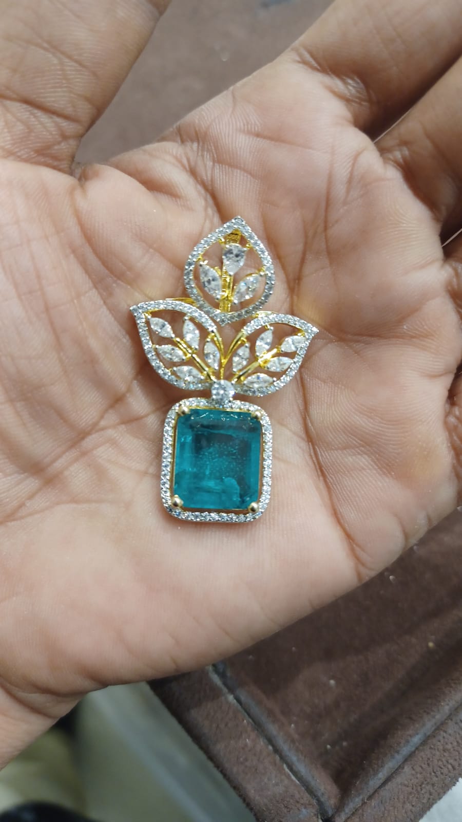 Three leaf diamond finish doublet stone locket
