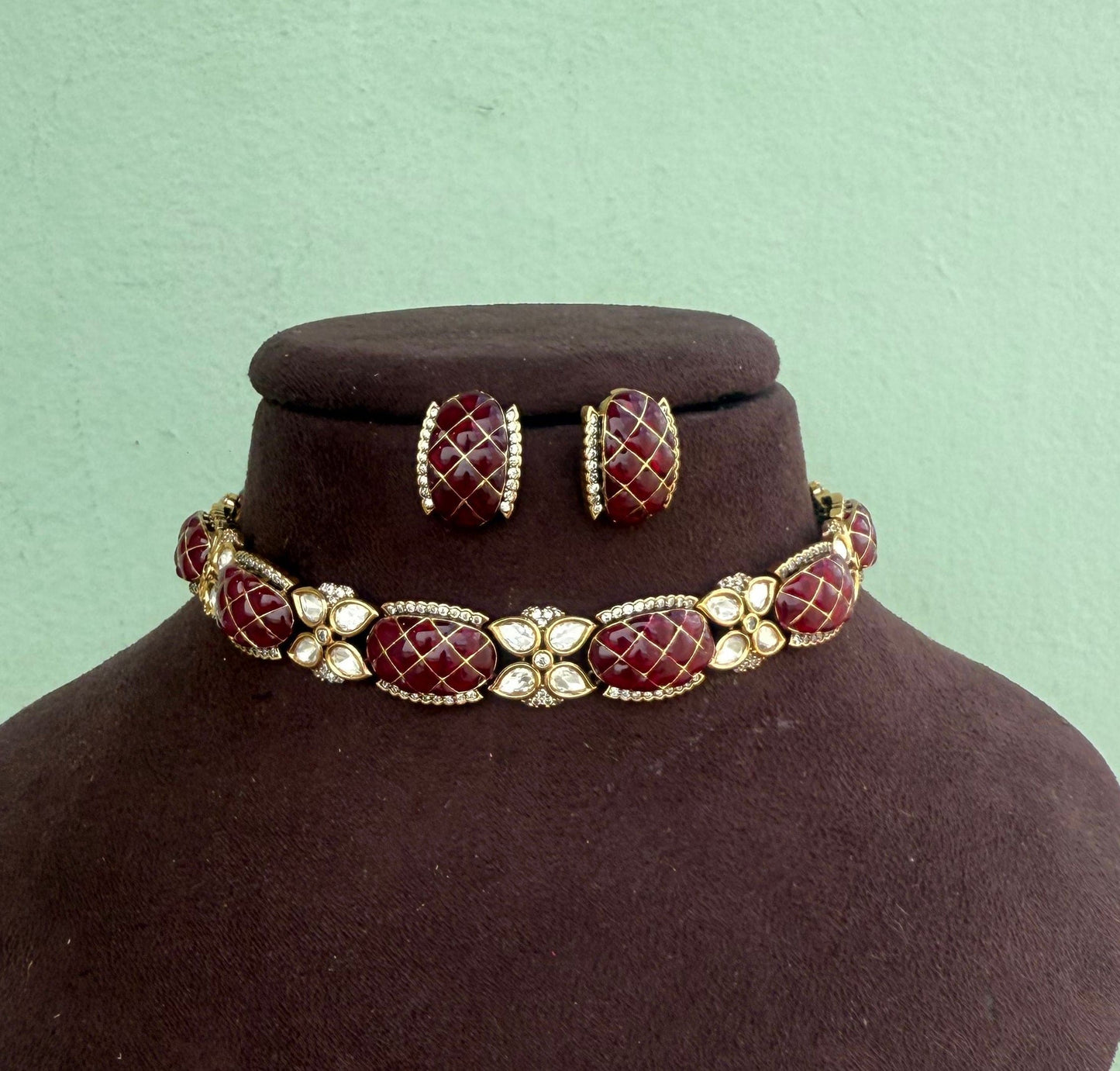 Stylish maroon kundan choker