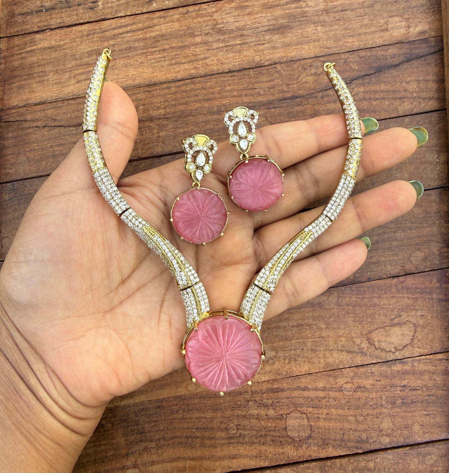 Indowestern V shape hasli with matching earrings