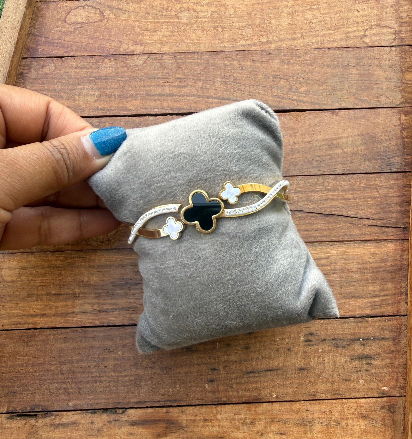 Stainless steel black white clover bracelet