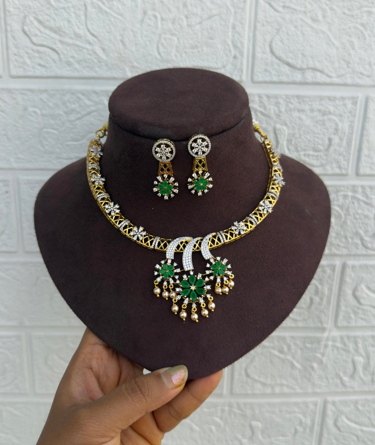 kante diamond finish green three flower necklace with studs