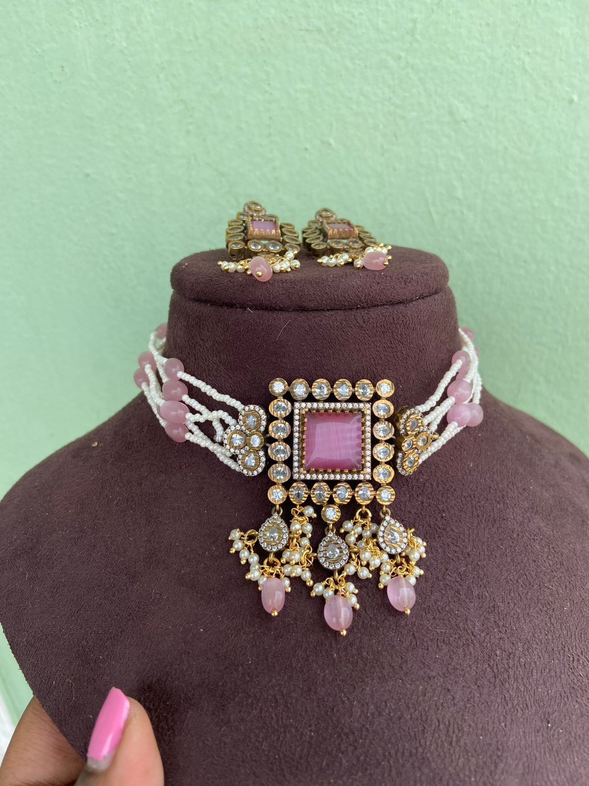 Pink square classic pearl choker with earrings - Alluring Accessories