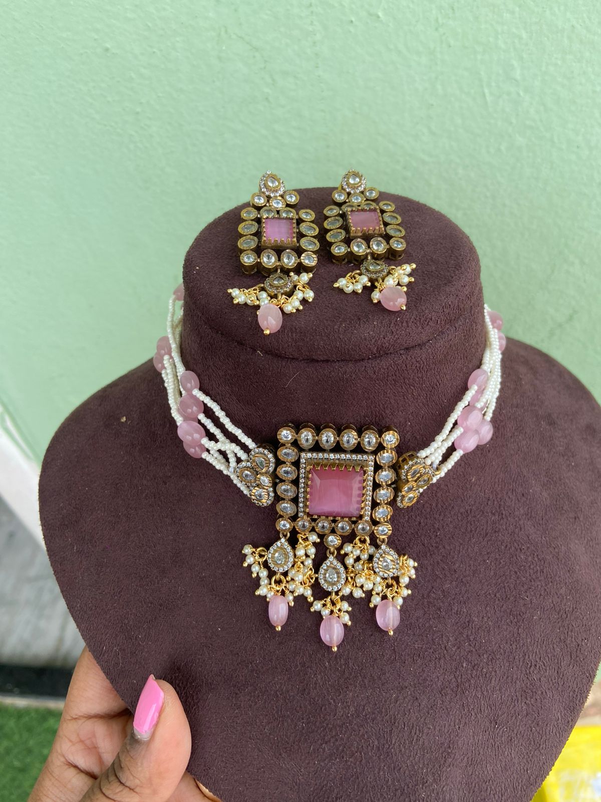 Pink square classic pearl choker with earrings - Alluring Accessories