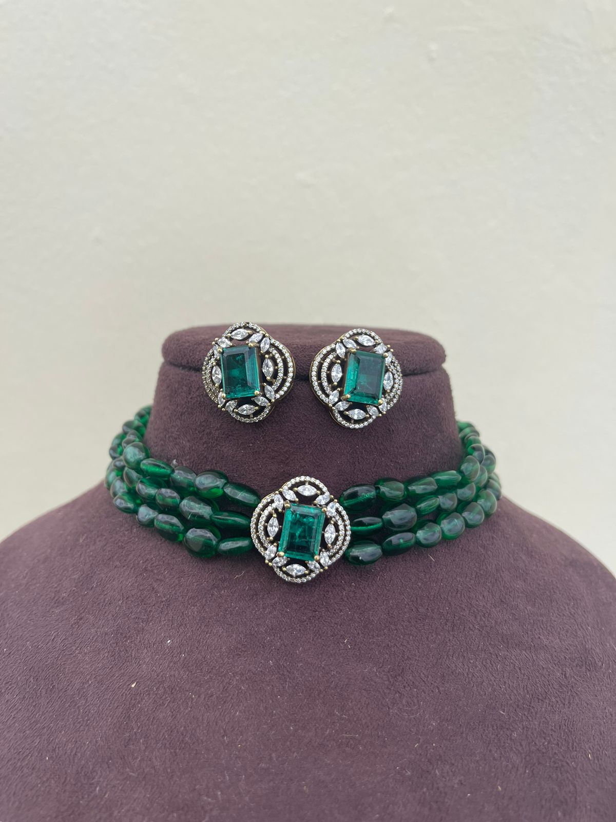 Sparkling emerald green diamond finish choker with earrings - Alluring Accessories