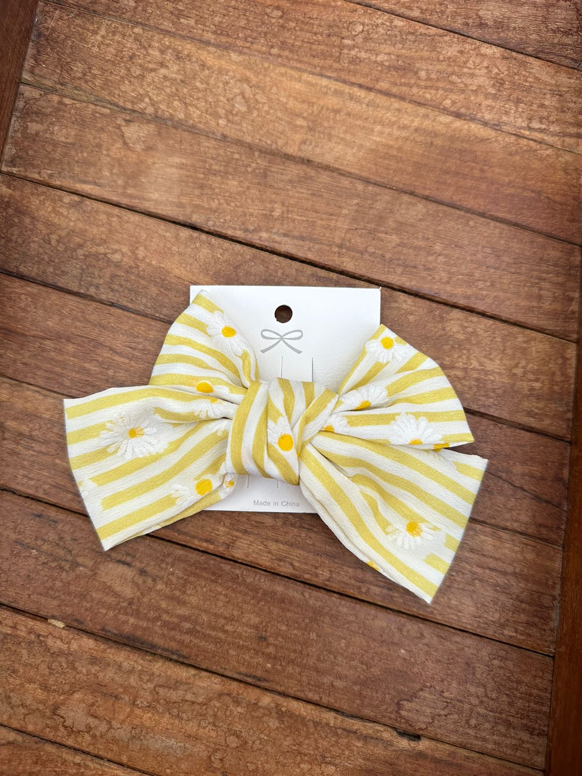 Daisy flower bow alligator clip - Alluring Accessories