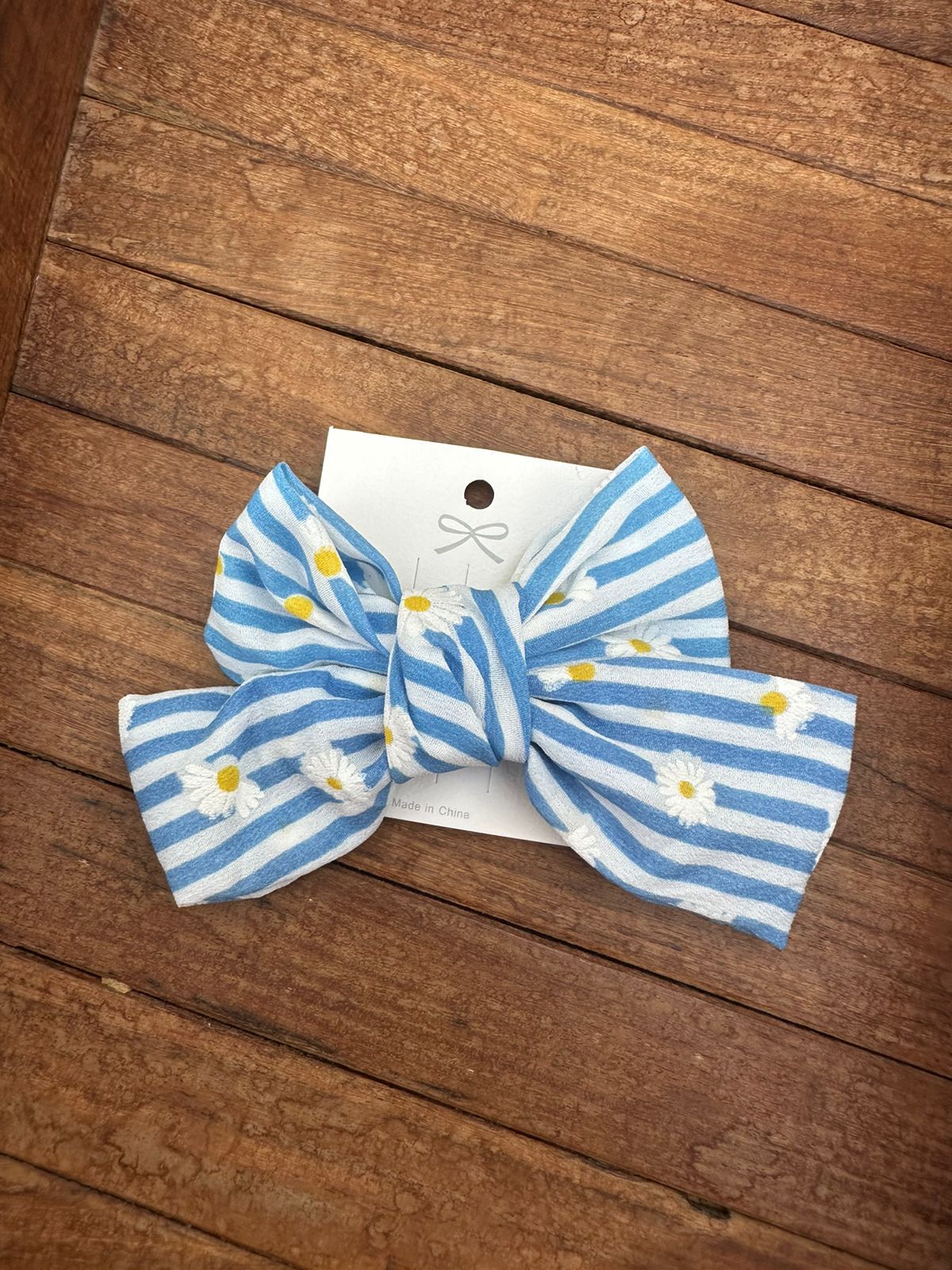 Daisy flower bow alligator clip - Alluring Accessories