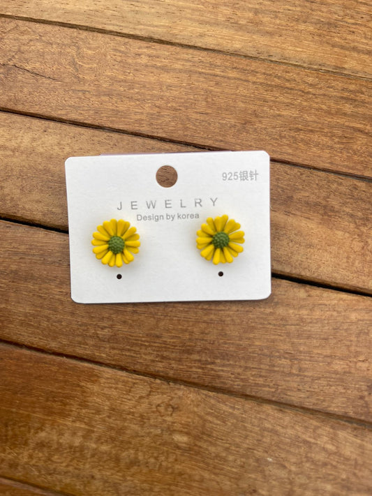 Daisy flower studs - Alluring Accessories