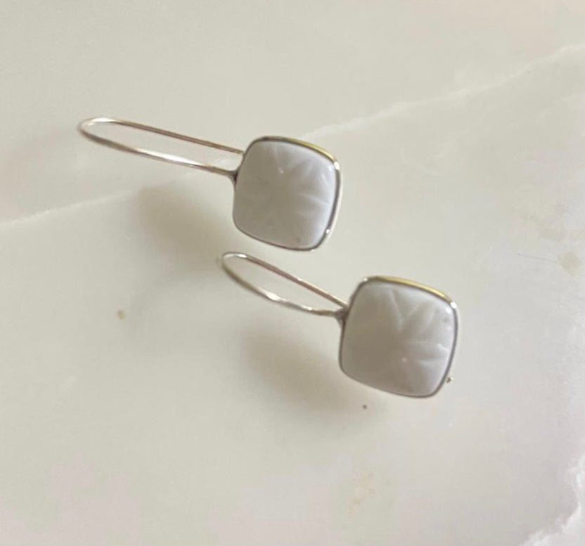 Flower embossed dailywear hooks - Alluring Accessories