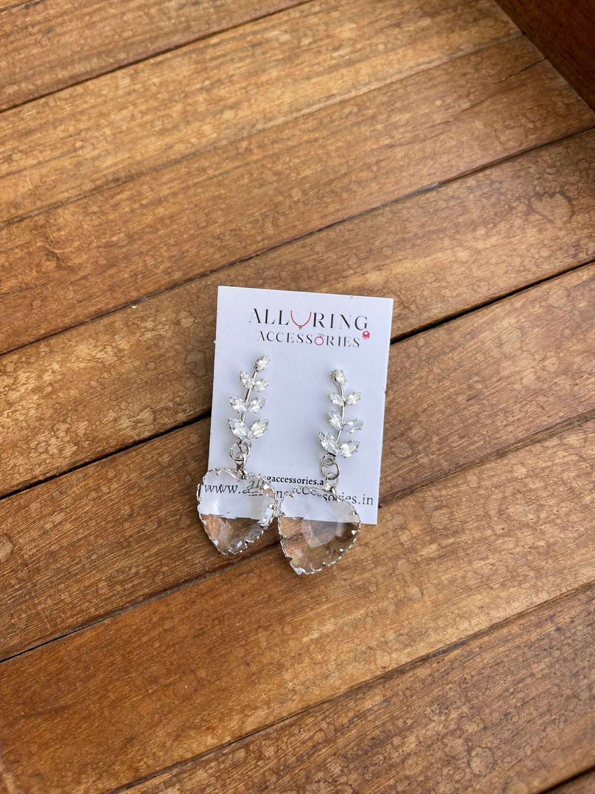 Leaf silver heart hanging earrings - Alluring Accessories