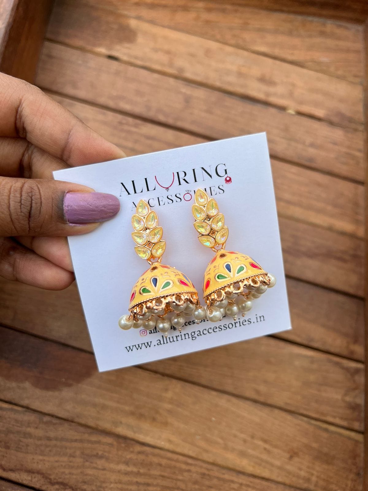 Jhumkas meenakari à feuilles de taille moyenne