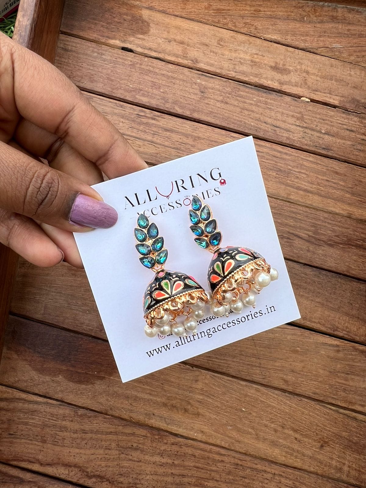 Jhumkas meenakari à feuilles de taille moyenne