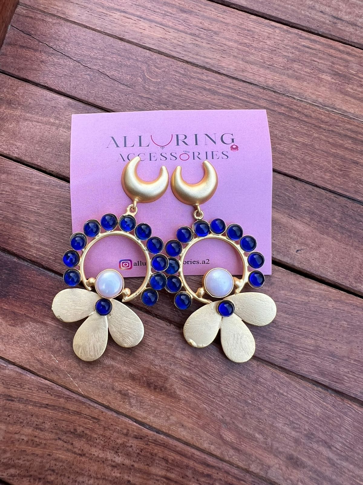 Moon three petal earrings