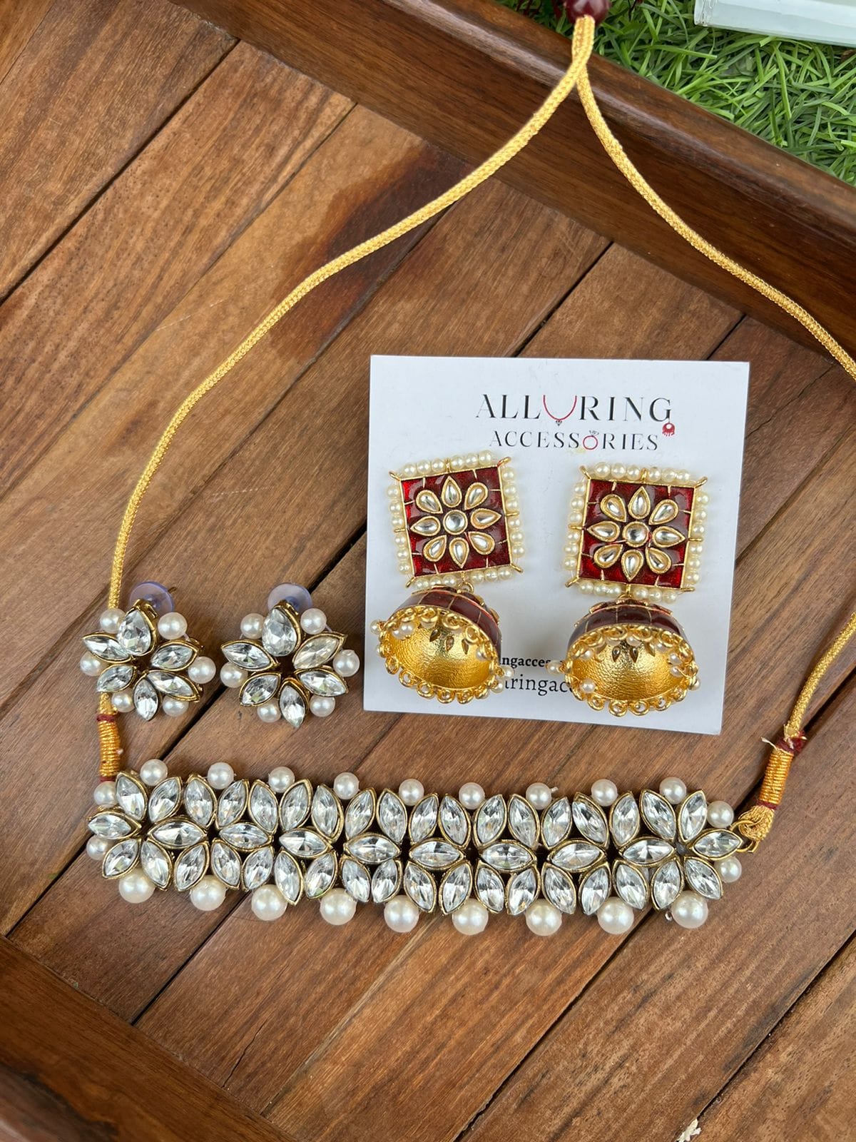 Ras de cou Rashmi Kundan avec boucle d'oreille carrée Meenakari