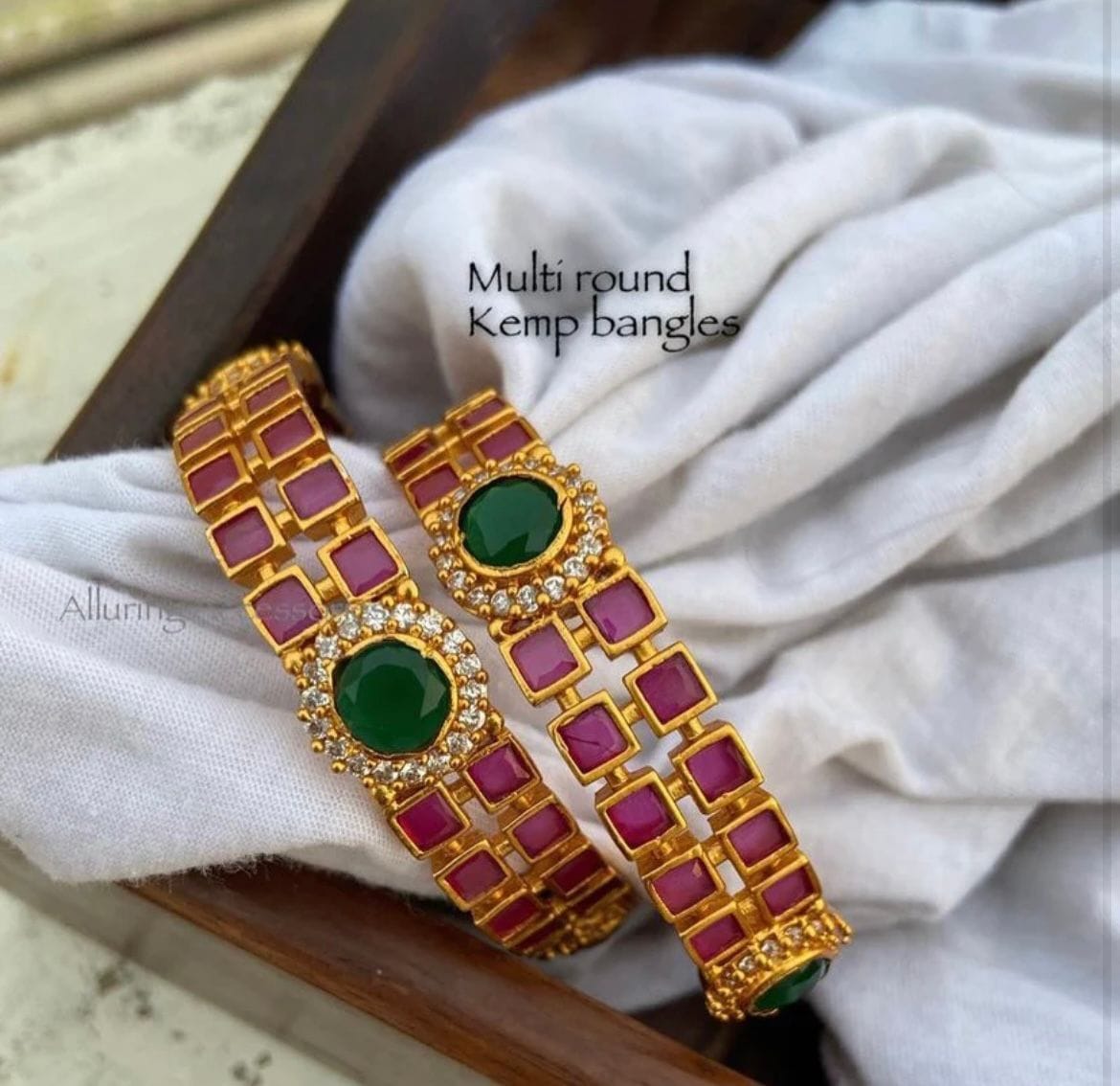 Round green stone red square kemp bangles