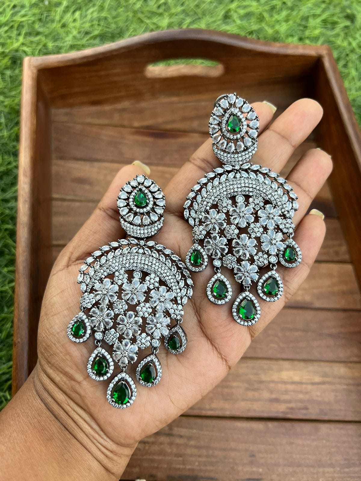 Seven flower zircon earrings