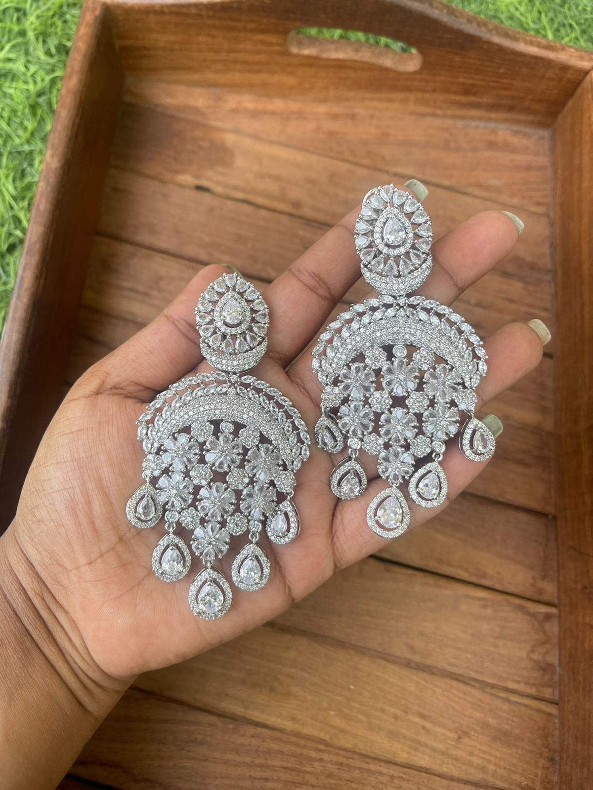 Seven flower zircon earrings