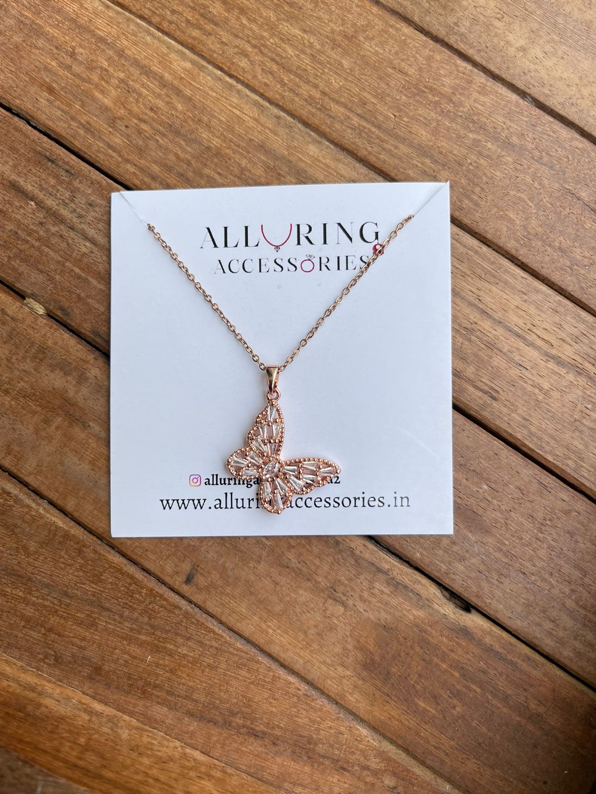 Single butterfly rosegold neckline - Alluring Accessories