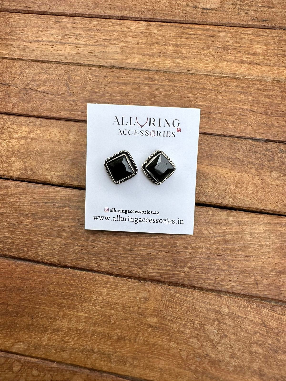 Single round and square studs - Alluring Accessories