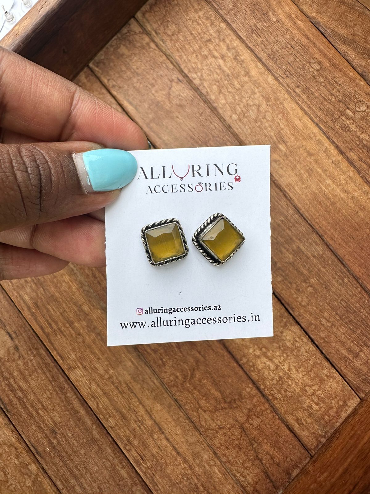 Single round and square studs - Alluring Accessories