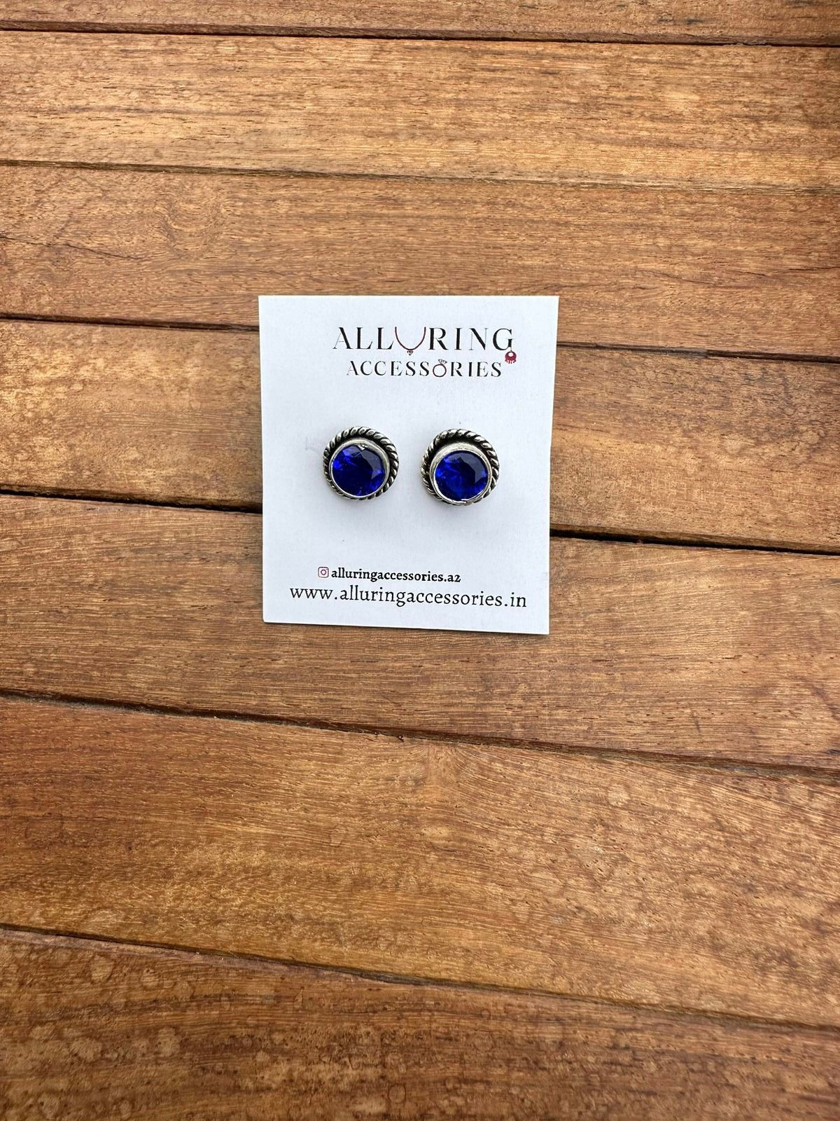 Single round and square studs - Alluring Accessories